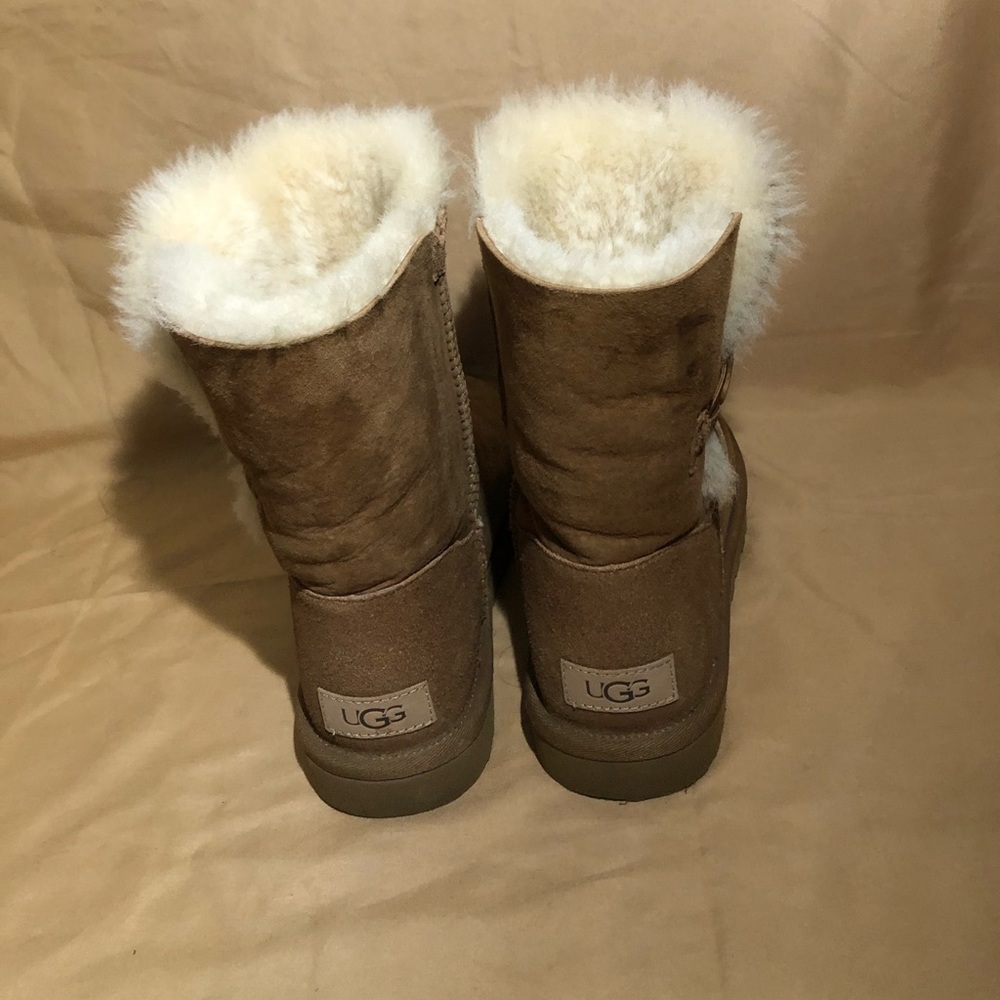 UGG Bailey Button II In Chestnut - Picture 4 of 10